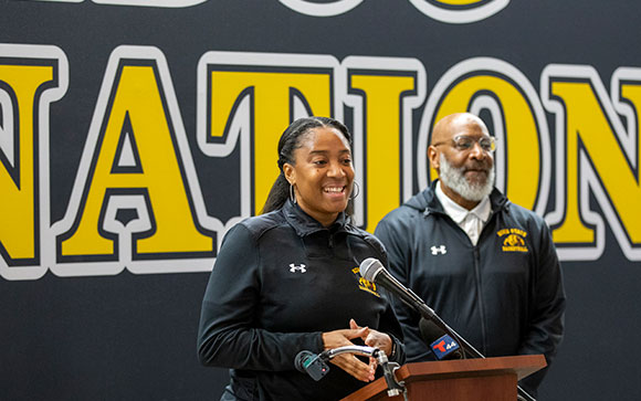 NBA superstar Kevin Durant puts his name on Bowie State's basketball court  - WTOP News